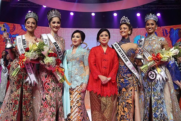 Putri Indonesia 2018 Queens together with Miss Universe 2017-Demi-Leigh Nel-Peters, Puan Maharani and Puteri Indonesia National Director Putri Kuswisn