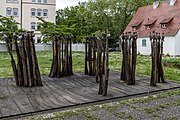 Die Skulptur Gruppenfigur 70fach von Schang Hutter steht in Freiburg im Breisgau in der Sautierstraße vor der Kantine der Oberfinanzdirektion