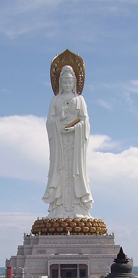 Guanyin em Marine Goddess of Mercy, Sanya.  Estátua, H. 108 m.  2017