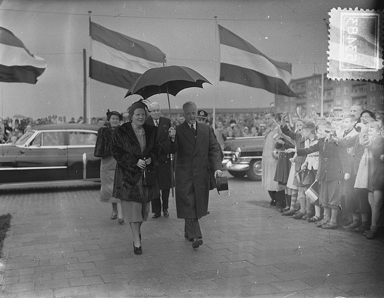 File:H. M. de Koningin opent tuinstad Slotermeer te Amsterdam, Bestanddeelnr 905-3483.jpg