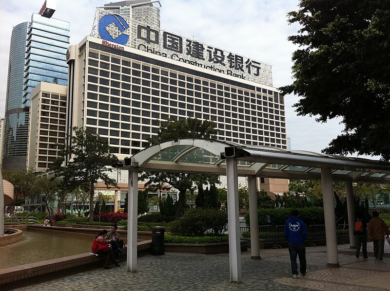 800px-HK_TST_Salisbury_Garden_covered_walkway_view_Sheraton_Hotel_CCBank_outdoor_roof_sign_Jan-2013.JPG