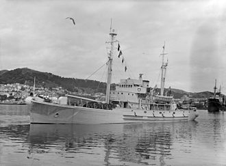 HMNZS Endeavour in Wellington Harbour, 1956 HMNZS Endeavour, the Antarctic expedition ship, Wellington Harbour, 1956 (front side view).jpg