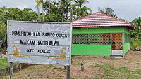 Banjar: Kubah makam Habib Alwi bin Husein bin Umar Al-Balghaits, ulama matan Alalak, Barito Kuala, Kalimantan Selatan. Bahasa Indonesia: Pusara dari Habib Alwi bin Husein bin Umar Al-Balghaits, ulama dari Alalak, Barito Kuala, Kalimantan Selatan. English: Tomb of Habib Alwi bin Husein bin Umar Al-Balghaits, a cleric from Alalak subdistrict, Barito Kuala Regency, South Kalimantan.