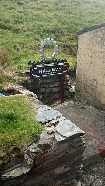 File:Halfway Point Snowdon.jpg