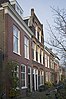 Pand met beneden- en bovenwoning, in 1907 gebouwd, in een decoratieve traditionalistische bouwtrant met invloeden van de Nieuwe Kunst