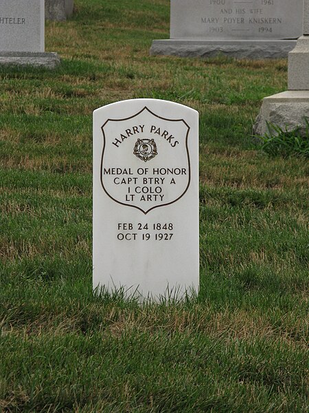 File:Headstone of Harry Parks.jpg