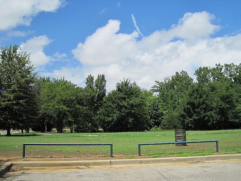 File:Heroes Park Riverdale Rd Memphis TN 003.jpg