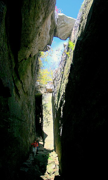 File:Hiking to Ice Caves.jpg