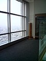 ボアソナード・タワー26階の展望フロアの様子。法大に関する資料写真なども展示されている。
