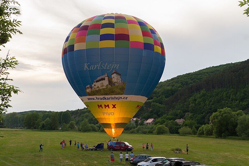 File:Hot air balloon at Karlštejn.jpg