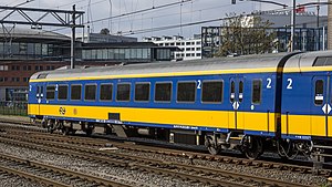 Ein Intercityrijtuig in der Beneluxtrein-Farbgebung. Das ist ein niederländischer Wagen mit den Logos beider betroffener Bahngesellschaften, NS en NMBS.