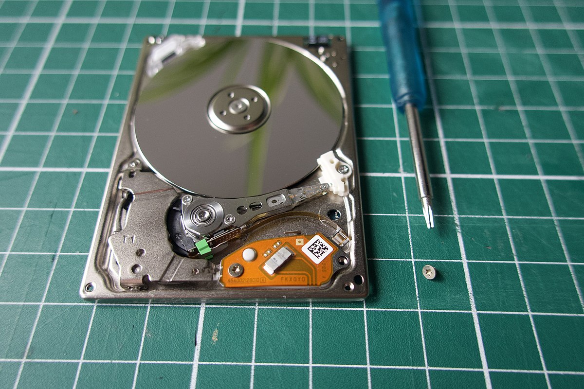 Archivo:IPod classic 2007 Toshiba hard drive screw.jpg - Wikipedia, la enciclopedia libre