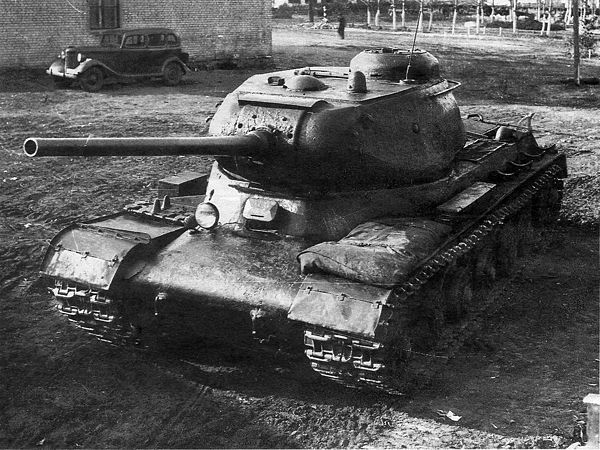 IS-85 (IS-1) Prototype equipped with D-5T gun. Later IS-2 converted models were replaced with the 122mm D-25T gun whilst retaining the same hull.