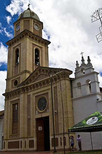 File:Iglesia de Iza.jpg