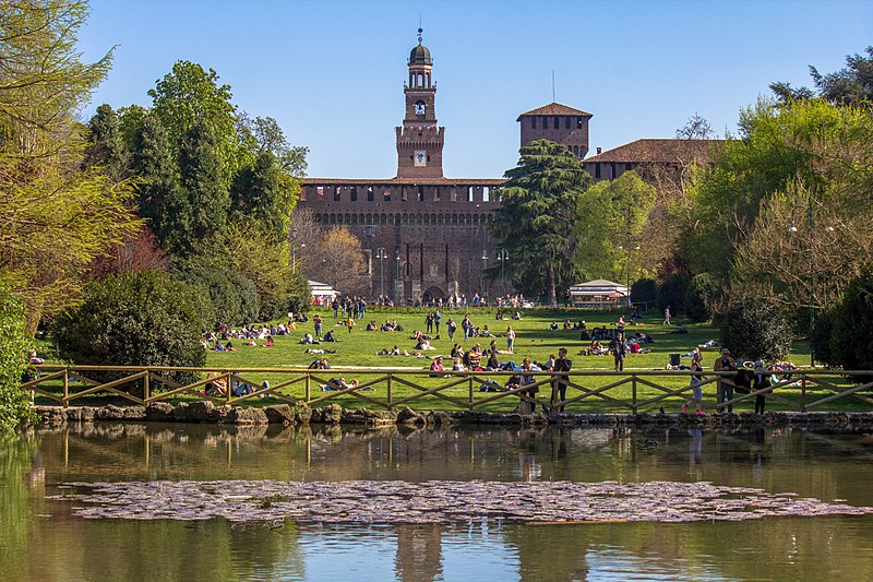 File:Il Castello Sforzesco visto dal Parco Sempione.jpg