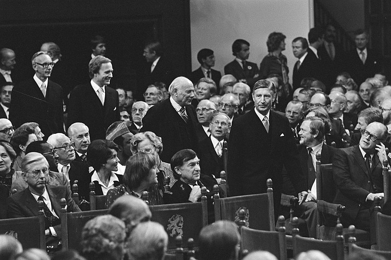 File:In de Ridderzaal van links naar rechts minister Van der Stoel, viceministers-pre, Bestanddeelnr 931-6834.jpg