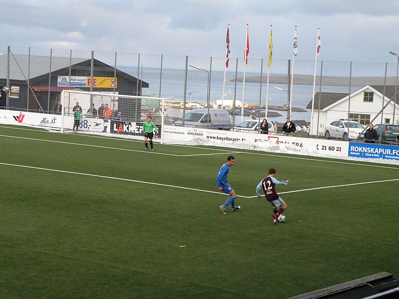 Plik:Inni í Vika Football Stadium on 23 October 2010 AB Argir vs FC Suðuroy 1-0.JPG