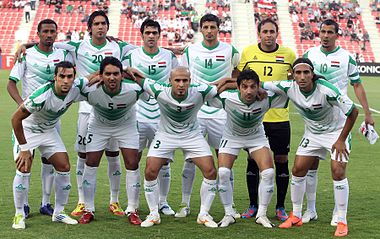 منتخب العراق لكرة القدم سنة 2012 قُبيل مُباراتهم التأهيليَّة لِكأس العالم لِكُرة القدم 2014 ضد مُنتخب سلطنة عُمان، في مدينة الدوحة بِقطر.