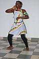 Jeune Femme dansant sur une musique traditionnelle du Bénin 15