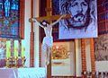 „Jezus na Krzyżu” przy ołtarzu głównym w głębi - tabernakulum i witraż