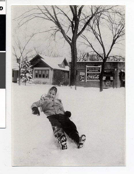 File:Joyce Oglansky playing in the snow, Minneapolis (4419489980).jpg