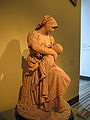 אישה מיניקה תינוק במוזיאון ויקטוריה ואלברט