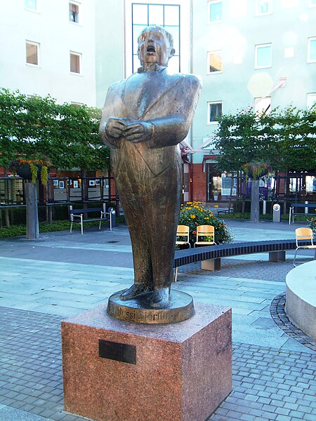 File:Jussi Björling (statue).jpg