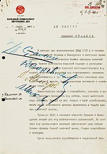 L'image montre un document tapé à la machine en caractères cyrilliques. Des inscriptions manuscrites barrent en bleu la feuille en travers.