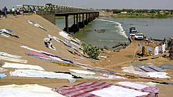 Ponte sul Senegal a Kayes con gli abitanti che fanno asciugare i panni lavati dal sole sul suolo