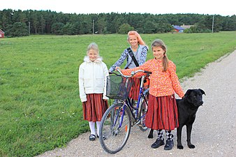 Écolières de l'île de Kihnu, extrême droite - en veste traditionnelle