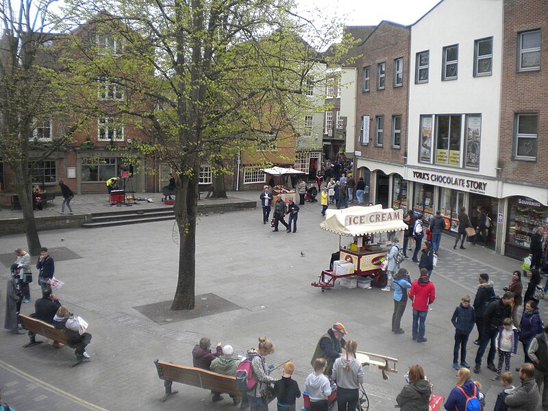 File:Kings Square, York - geograph.org.uk - 5435300.jpg