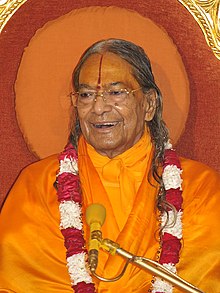 Fotografia de Kripalu vestindo um manto laranja