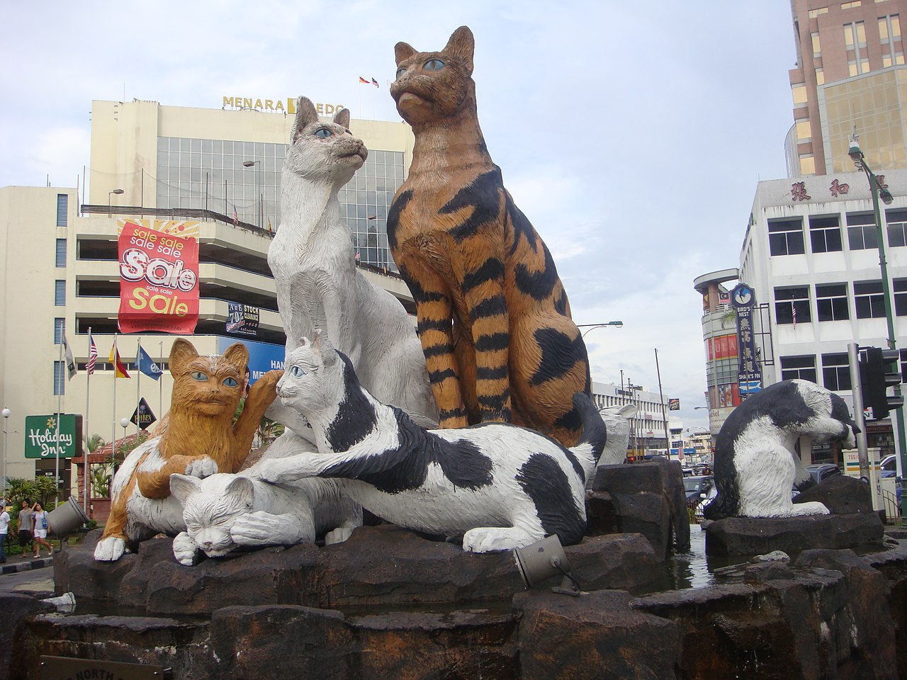 estatua de gatos en kuching borneo malasia