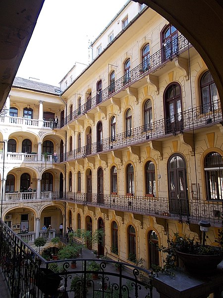 File:Löwy house (1898). Courtyard. Corner. - 28 Teréz Boulevard, Budapest.JPG