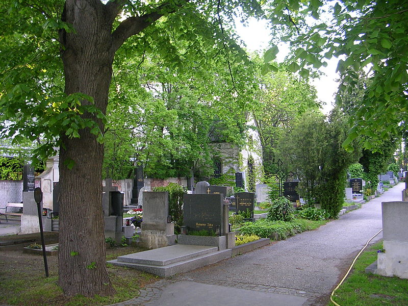 File:Lainzer Friedhof 120505.jpg