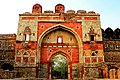 Lal Darwaza, tw auch Moti Gate oder Sher Shah Suri Gate genannt. Steht westl von Purana Qila, gehört aber nicht dazu. In der N-DL Liste ist es vermutlich die Nr 7, aber niemand setzt diese ID in die Cat von Lal Darwaza. Scheint also ungewiss.