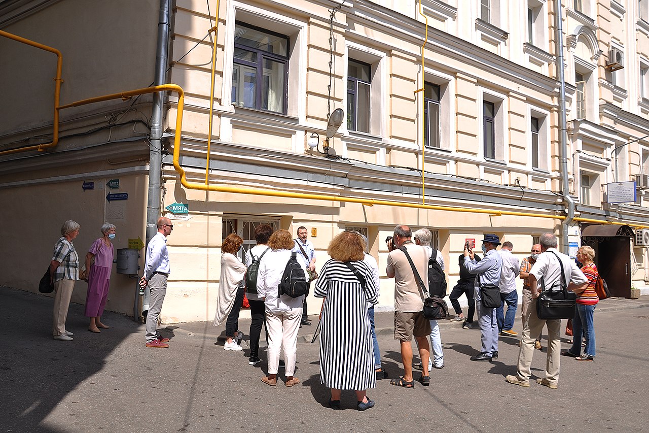 File:Last Address sign - Moscow, Petrovka Street, 26 (2020-07-12) 10.jpg -  Wikimedia Commons