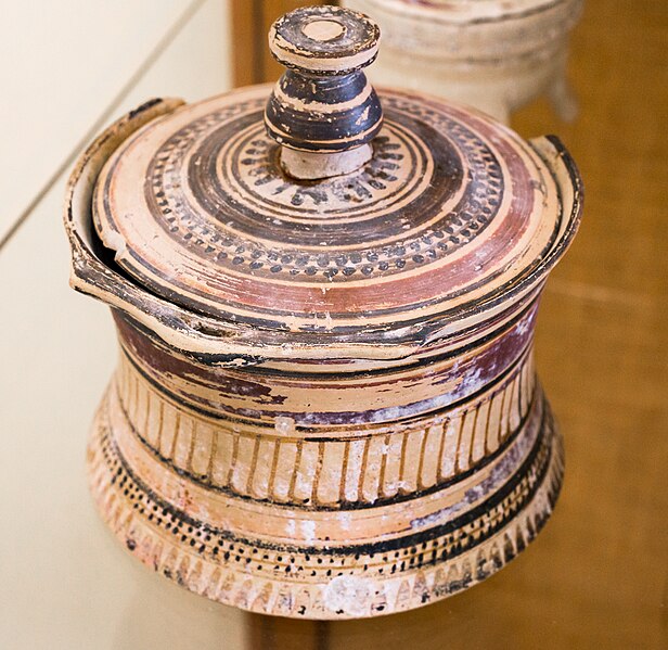 File:Late corinthian cylindrical pyxis - geometric ornament - Thera AM.jpg