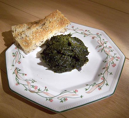 Une algue connue comme sloke en Écosse constituait une partie importante du régime des Hébrides, où elle était broyée et mijotée avec du beurre[E 1].