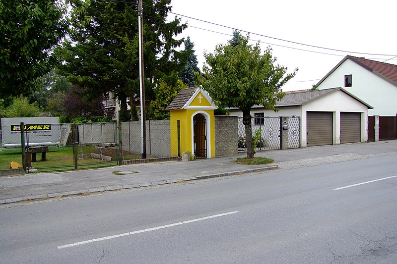 File:Leopoldsdorf Nepomukkapelle.jpg