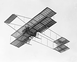 Louis Paulhan zburând cu un pasager (doamna Dick Ferris?) În biplanul său Henry Farman, la Dominguez Field Air Meet, Los Angeles, ianuarie 1910 (CHS-5602) .jpg