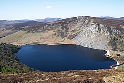 Luggala va Lough Tay, Viklov, Irlandiya.jpg