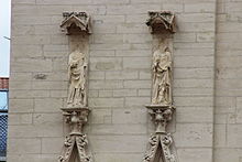 Photographie couleurs de statues adossées à un mur et décapitées.