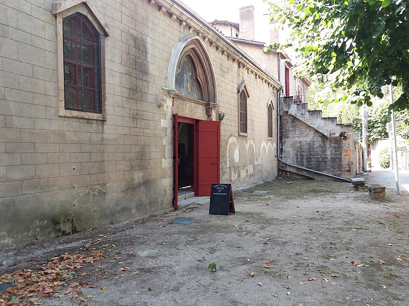 File:Lyon 9e - Église Notre-Dame Saint-Rambert L'Île Barbe - Entrée avec panneau d'exposition Florence Corbi.jpg