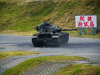 M60A3 TTS戰車轉向中旋轉砲塔，展示砲塔定向瞄準能力。