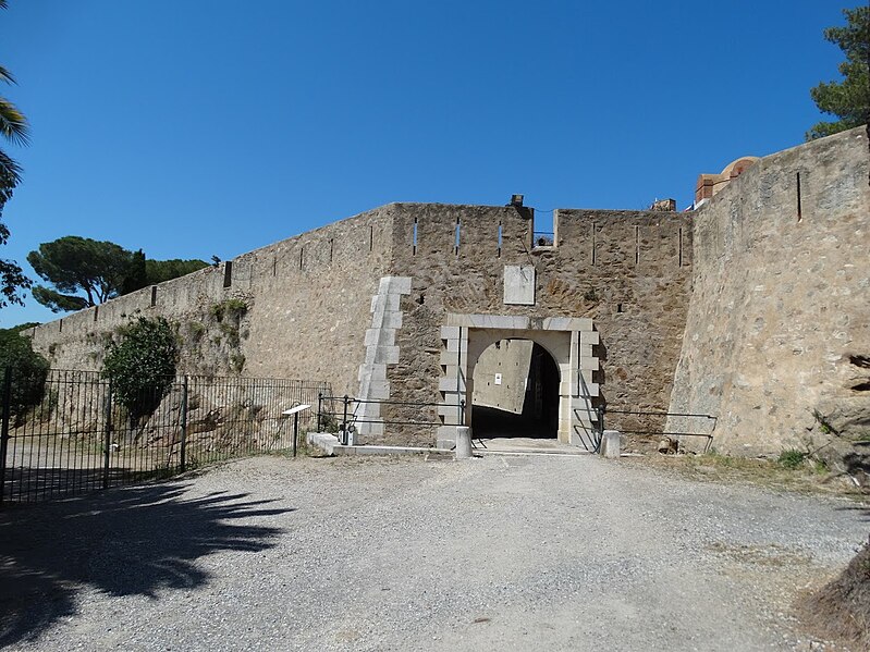 File:Main gate to Citadel.jpg