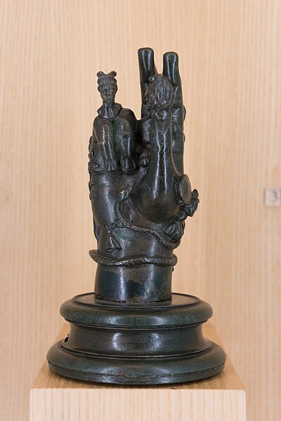 File:Main votive en bronze dédiée à Sabazius - Musée romain d'Avenches-2.jpg