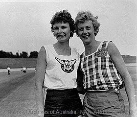 Marlene Matthews (links, im Jahr 1960 zusammen mit Betty Cuthbert) gewann die Bronzemedaille