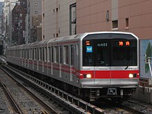 Marunouchi Line 02-102 Korakuen 20100305.jpg