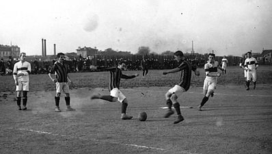 Foto de una acción de juego de un partido de fútbol.